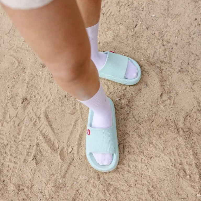 Claquettes et Chaussettes : Le Duo Incontournable pour un Style Décontracté et Tendance ! - Schu'zz - Relaxwear